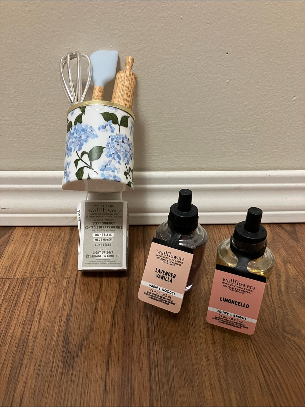 Bath & body works wallflower plug & 2 flagrance refills